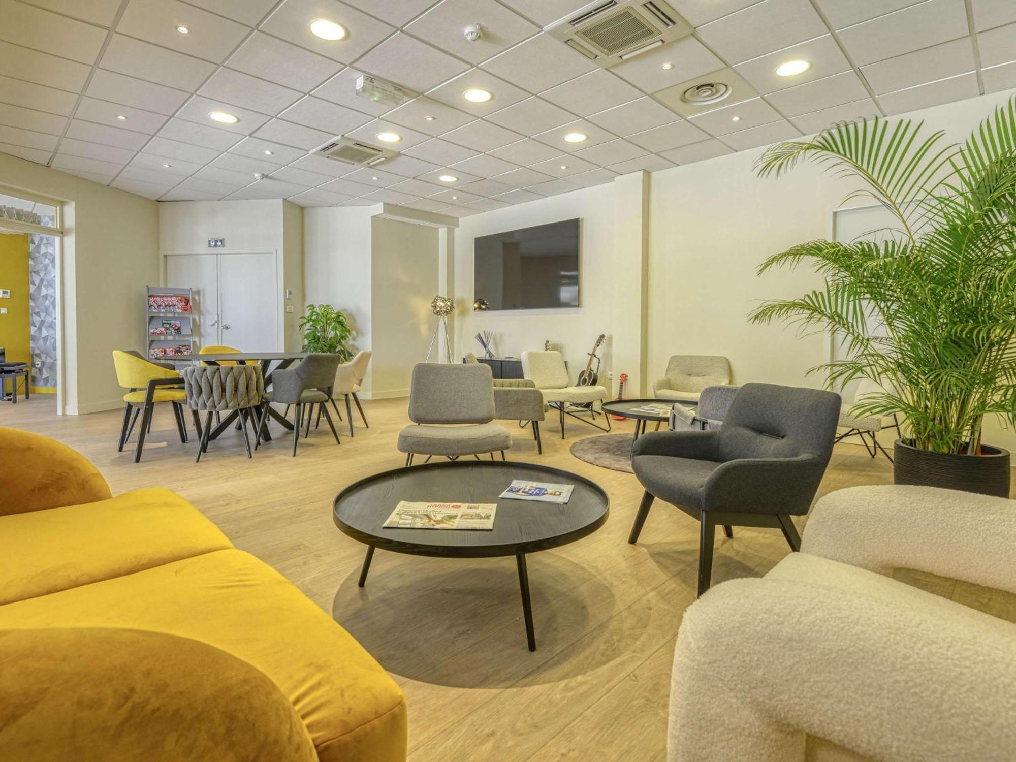 Hotel Ibis Cholet Esterno foto